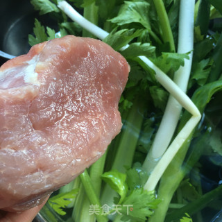 油泼芹菜鲜肉水饺的做法步骤：2