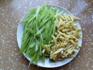 双笋炒肉丝的做法步骤：2