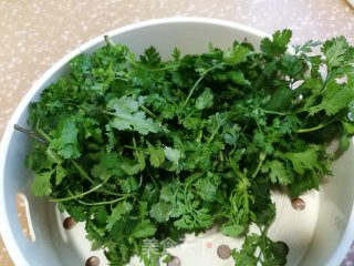 香菜鸡蛋饼的做法步骤：1