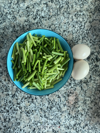 蒜薹炒鸡蛋的做法步骤：1