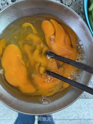 蒜薹炒鸡蛋的做法步骤：2