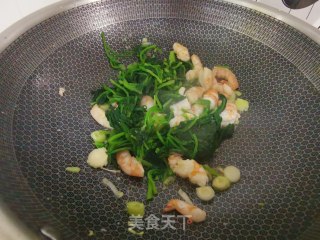 菠菜虾仁炒鸡蛋的做法步骤：7