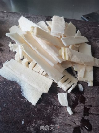 蚕豆春笋炒咸肉的做法步骤：1
