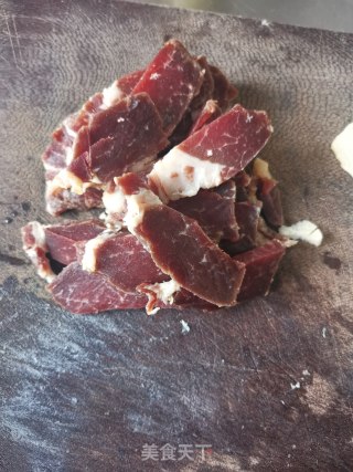 蚕豆春笋炒咸肉的做法步骤：2