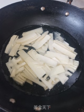 蚕豆春笋炒咸肉的做法步骤：5