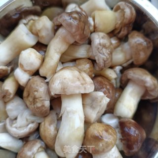 油鸡枞菌炒姬松茸的做法步骤：2