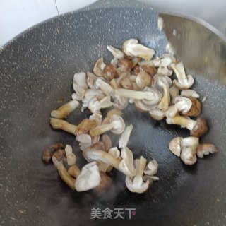 油鸡枞菌炒姬松茸的做法步骤：8