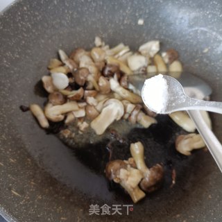 油鸡枞菌炒姬松茸的做法步骤：11