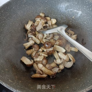 油鸡枞菌炒姬松茸的做法步骤：12