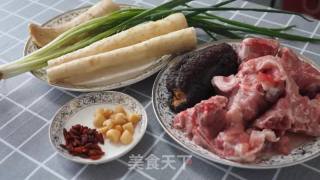 海参排骨山药汤的做法步骤：1
