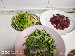 豆角芹菜豆干炒牛肉的做法步骤：1