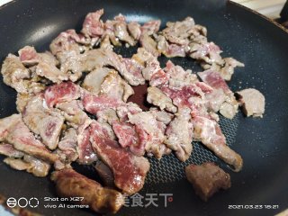 豆角芹菜豆干炒牛肉的做法步骤：2