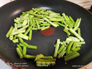 豆角芹菜豆干炒牛肉的做法步骤：4