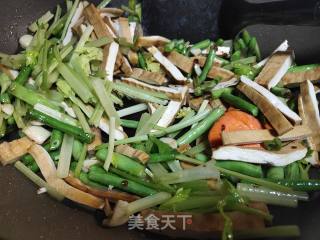 豆角芹菜豆干炒牛肉的做法步骤：5
