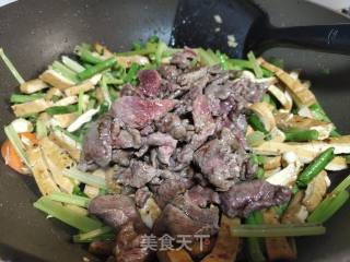 豆角芹菜豆干炒牛肉的做法步骤：6