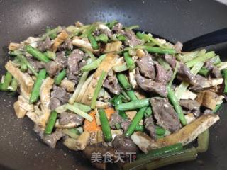 豆角芹菜豆干炒牛肉的做法步骤：9