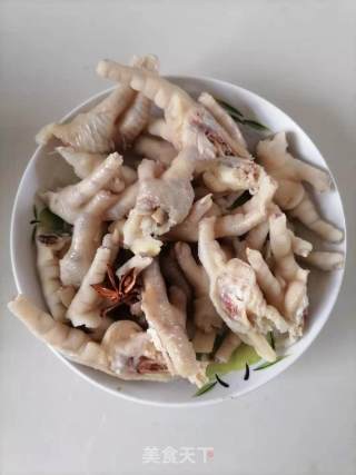 红烧鸡爪的做法步骤：1
