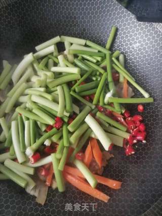 腊肉炒蒜苔的做法步骤：3