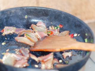 灰灰菜炒腊肉的做法步骤：3