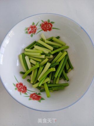 蒜苔炒羊肉的做法步骤：2