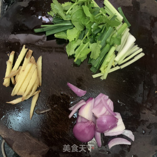 黄豆酱焖豆腐鱼的做法步骤：2