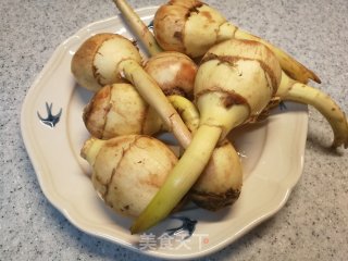 色泽鲜亮，软糯香甜的慈姑炖鸡的做法步骤：1