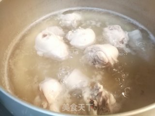 色泽鲜亮，软糯香甜的慈姑炖鸡的做法步骤：3