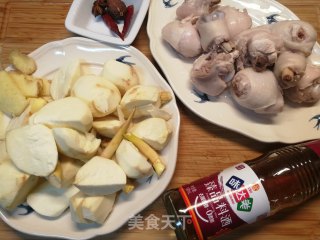 色泽鲜亮，软糯香甜的慈姑炖鸡的做法步骤：4