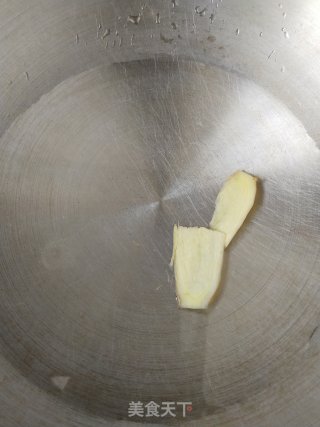 鱿鱼炒蒜薹的做法步骤：3