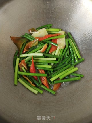 鱿鱼炒蒜薹的做法步骤：6
