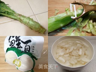 清脆甘甜的快手菜～莴笋炒百合的做法步骤：1