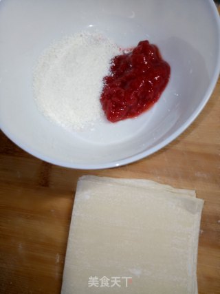炸草莓果馅馄饨的做法步骤：1