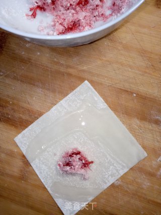 炸草莓果馅馄饨的做法步骤：2