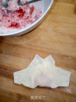 炸草莓果馅馄饨的做法步骤：3