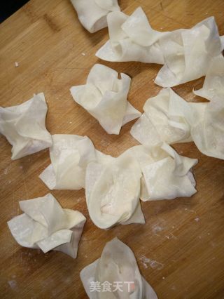 炸草莓果馅馄饨的做法步骤：5