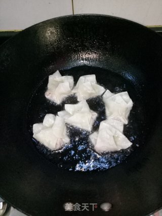 炸草莓果馅馄饨的做法步骤：6