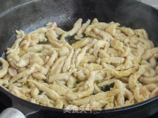 酸甜青瓜炒鸡丝的做法步骤：3