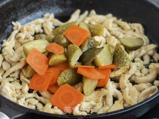 酸甜青瓜炒鸡丝的做法步骤：5