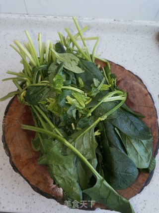 蒜香菠菜的做法步骤：1