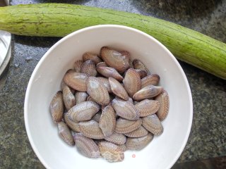 油蛤丝瓜汤的做法步骤：1