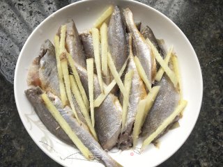 酥炸小黄鱼的做法步骤：1