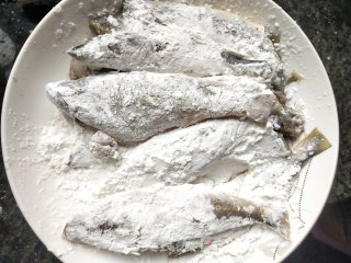 酥炸小黄鱼的做法步骤：2