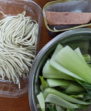 青菜火腿炒面的做法步骤：1