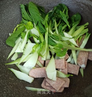 青菜火腿炒面的做法步骤：2