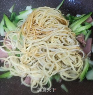 青菜火腿炒面的做法步骤：4