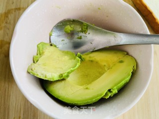 十分钟快手早餐牛油果鸡蛋三明治的做法步骤：1