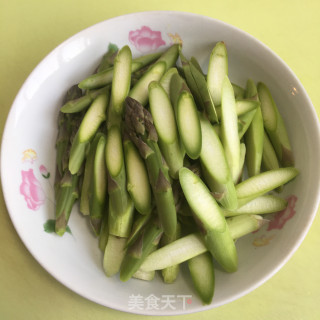 虾仁鸡蛋炒芦笋的做法步骤：2