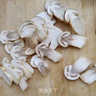 煎姬松茸的做法步骤：2