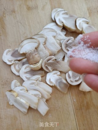 煎姬松茸的做法步骤：3