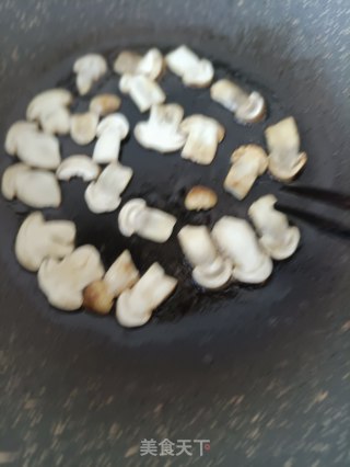 煎姬松茸的做法步骤：7